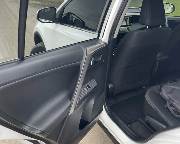 Білий Тойота РАВ 4, об'ємом двигуна 2.2 л та пробігом 102 тис. км за 19000 $, фото 8 на Automoto.ua