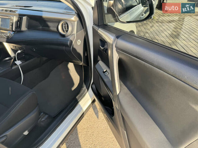 Білий Тойота РАВ 4, об'ємом двигуна 2.2 л та пробігом 215 тис. км за 15800 $, фото 9 на Automoto.ua