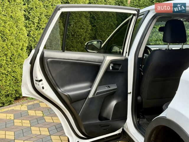 Белый Тойота РАВ 4, объемом двигателя 2 л и пробегом 216 тыс. км за 14999 $, фото 18 на Automoto.ua