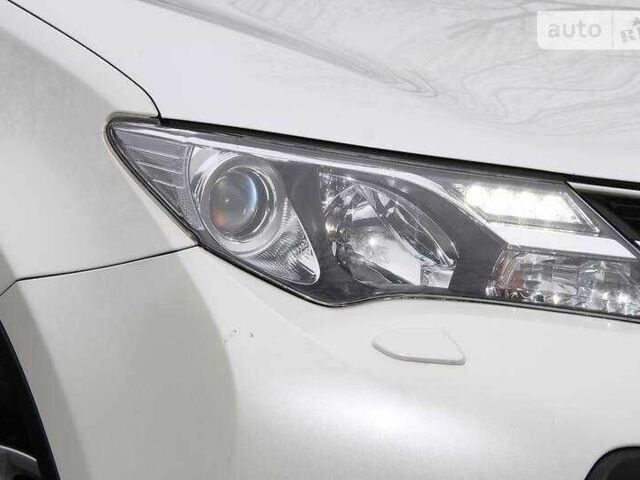 Белый Тойота РАВ 4, объемом двигателя 2.2 л и пробегом 141 тыс. км за 17000 $, фото 11 на Automoto.ua