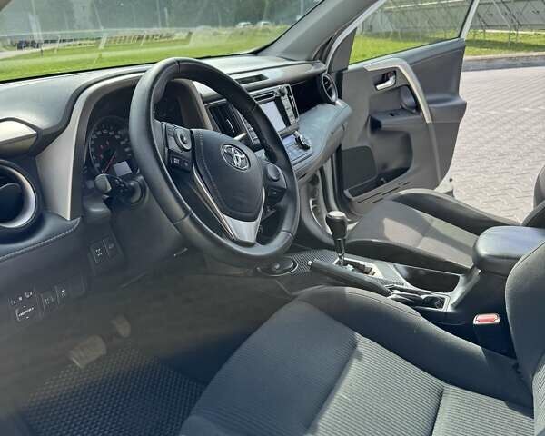 Білий Тойота РАВ 4, об'ємом двигуна 2.23 л та пробігом 299 тис. км за 17500 $, фото 12 на Automoto.ua