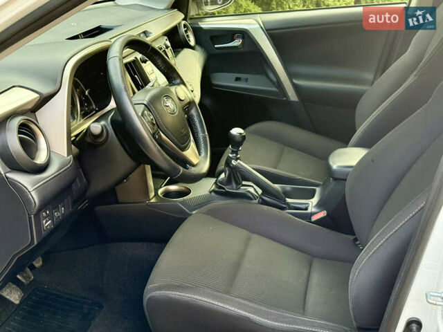 Белый Тойота РАВ 4, объемом двигателя 2 л и пробегом 216 тыс. км за 14999 $, фото 17 на Automoto.ua