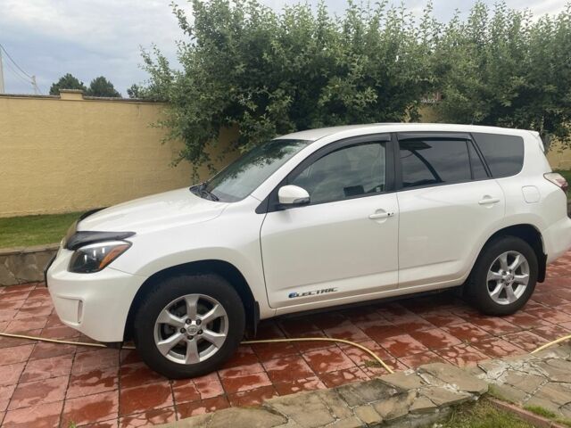 Белый Тойота РАВ 4, объемом двигателя 0 л и пробегом 179 тыс. км за 10950 $, фото 1 на Automoto.ua