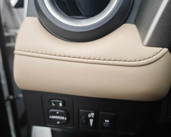 Белый Тойота РАВ 4, объемом двигателя 2.5 л и пробегом 165 тыс. км за 16500 $, фото 9 на Automoto.ua