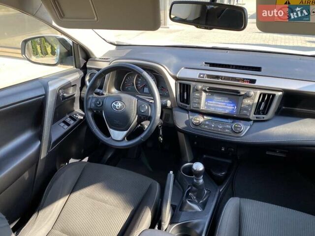 Білий Тойота РАВ 4, об'ємом двигуна 2 л та пробігом 200 тис. км за 16600 $, фото 35 на Automoto.ua