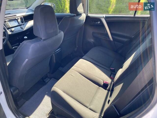 Білий Тойота РАВ 4, об'ємом двигуна 2 л та пробігом 200 тис. км за 16600 $, фото 25 на Automoto.ua