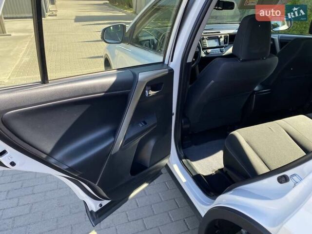 Білий Тойота РАВ 4, об'ємом двигуна 2 л та пробігом 200 тис. км за 16600 $, фото 24 на Automoto.ua