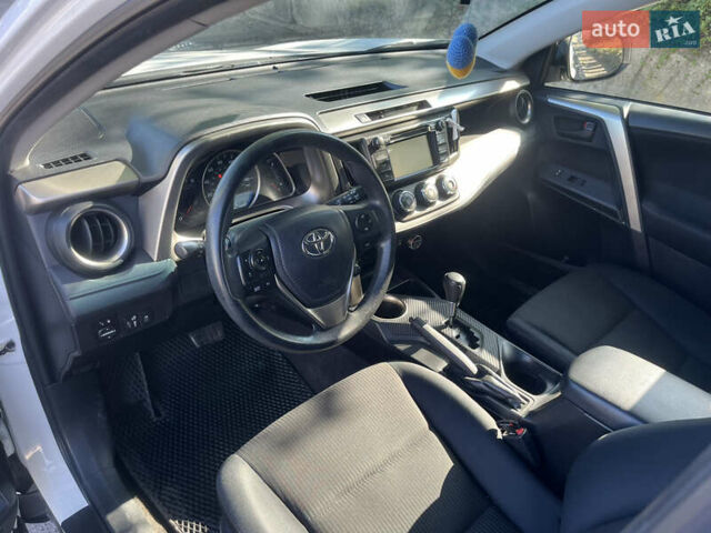 Тойота РАВ 4 2015 у Чернівцях на Automoto.ua Білий Тойота РАВ 4, об'ємом двигуна 2.5 л та пробігом 89 тис. км за 15500 $, фото 6 на Automoto.ua