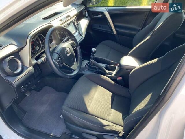 Білий Тойота РАВ 4, об'ємом двигуна 2 л та пробігом 200 тис. км за 16600 $, фото 21 на Automoto.ua