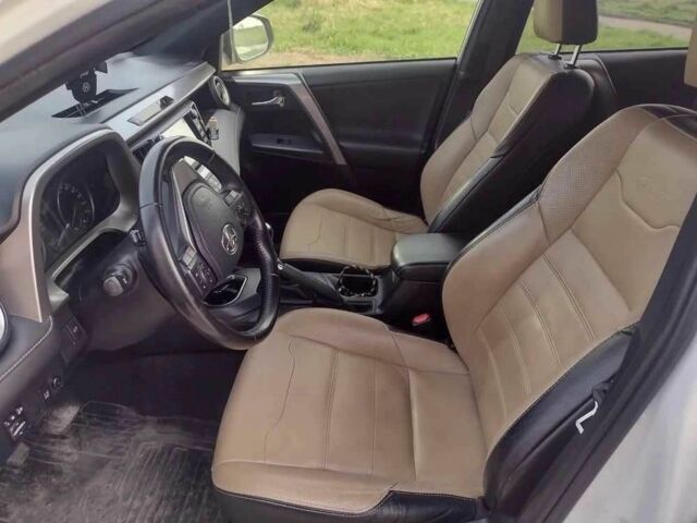 Белый Тойота РАВ 4, объемом двигателя 2 л и пробегом 135 тыс. км за 13999 $, фото 4 на Automoto.ua