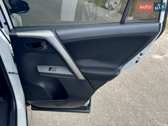 Тойота РАВ 4 2016 у Києві на Automoto.ua Білий Тойота РАВ 4, об'ємом двигуна 2.49 л та пробігом 173 тис. км за 17200 $, фото 29 на Automoto.ua