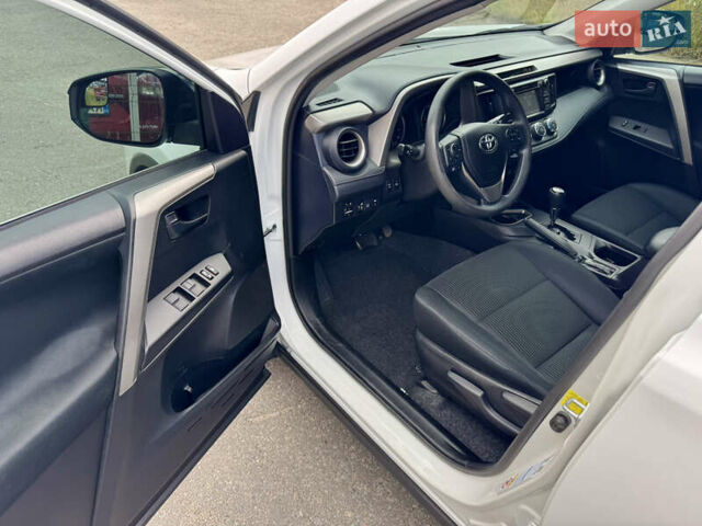 Тойота РАВ 4 2016 у Києві на Automoto.ua Білий Тойота РАВ 4, об'ємом двигуна 2.49 л та пробігом 173 тис. км за 17200 $, фото 16 на Automoto.ua