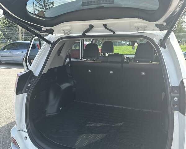 Тойота РАВ 4 2016 в Житомире на Automoto.ua Белый Тойота РАВ 4, объемом двигателя 2.49 л и пробегом 124 тыс. км за 21500 $, фото 24 на Automoto.ua