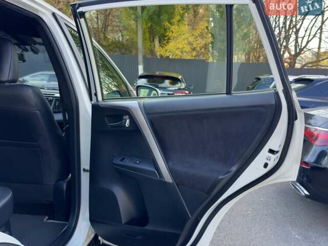 Тойота РАВ 4 2016 в Киеве на Automoto.ua Белый Тойота РАВ 4, объемом двигателя 2.5 л и пробегом 165 тыс. км за 22200 $, фото 18 на Automoto.ua