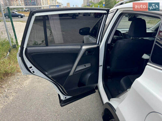 Тойота РАВ 4 2016 у Києві на Automoto.ua Білий Тойота РАВ 4, об'ємом двигуна 2.49 л та пробігом 173 тис. км за 17200 $, фото 23 на Automoto.ua