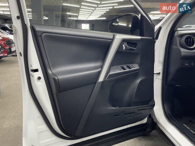 Білий Тойота РАВ 4, об'ємом двигуна 2.49 л та пробігом 92 тис. км за 18990 $, фото 7 на Automoto.ua