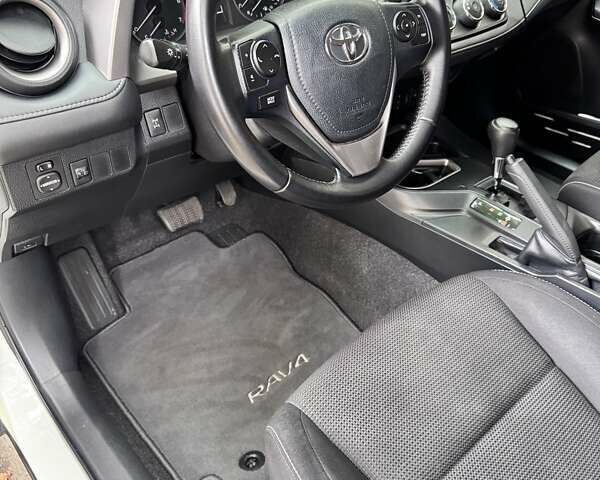 Белый Тойота РАВ 4, объемом двигателя 2.2 л и пробегом 90 тыс. км за 26000 $, фото 1 на Automoto.ua