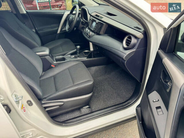 Тойота РАВ 4 2016 у Києві на Automoto.ua Білий Тойота РАВ 4, об'ємом двигуна 2.49 л та пробігом 173 тис. км за 17200 $, фото 38 на Automoto.ua