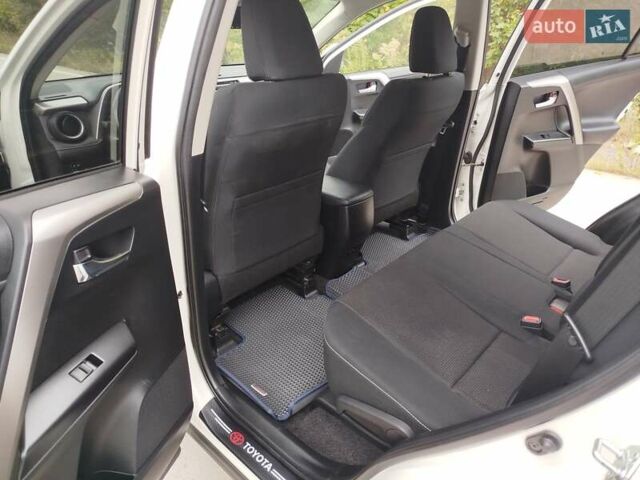 Білий Тойота РАВ 4, об'ємом двигуна 1.99 л та пробігом 194 тис. км за 18500 $, фото 14 на Automoto.ua