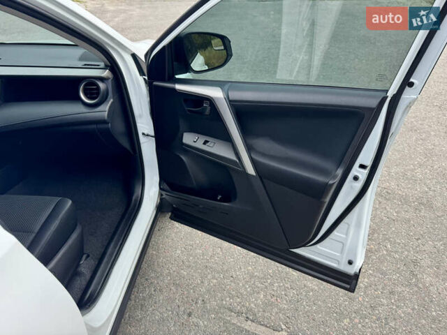 Тойота РАВ 4 2016 у Києві на Automoto.ua Білий Тойота РАВ 4, об'ємом двигуна 2.49 л та пробігом 173 тис. км за 17200 $, фото 34 на Automoto.ua