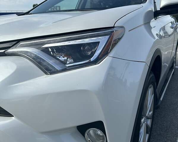 Тойота РАВ 4 2016 в Житомире на Automoto.ua Белый Тойота РАВ 4, объемом двигателя 2.49 л и пробегом 124 тыс. км за 21500 $, фото 13 на Automoto.ua