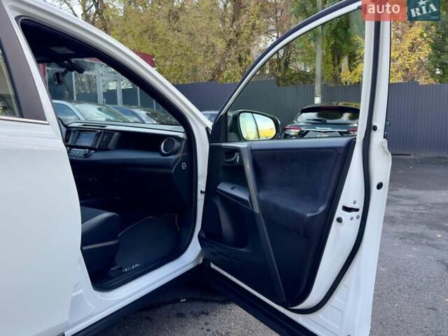 Тойота РАВ 4 2016 в Киеве на Automoto.ua Белый Тойота РАВ 4, объемом двигателя 2.5 л и пробегом 165 тыс. км за 22200 $, фото 20 на Automoto.ua