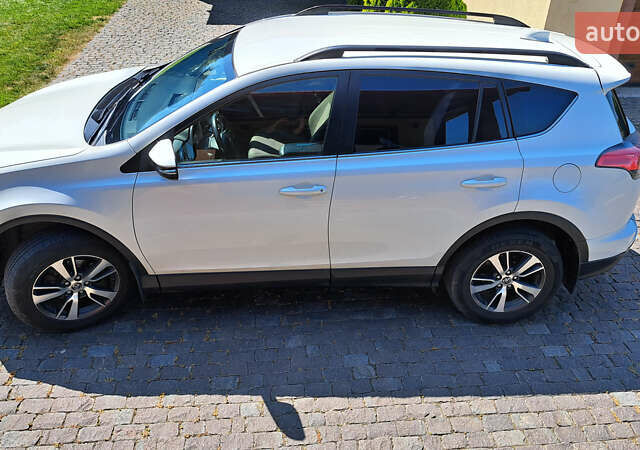 Тойота РАВ 4 2016 в Ужгороде на Automoto.ua Белый Тойота РАВ 4, объемом двигателя 1.99 л и пробегом 119 тыс. км за 20500 $, фото 2 на Automoto.ua