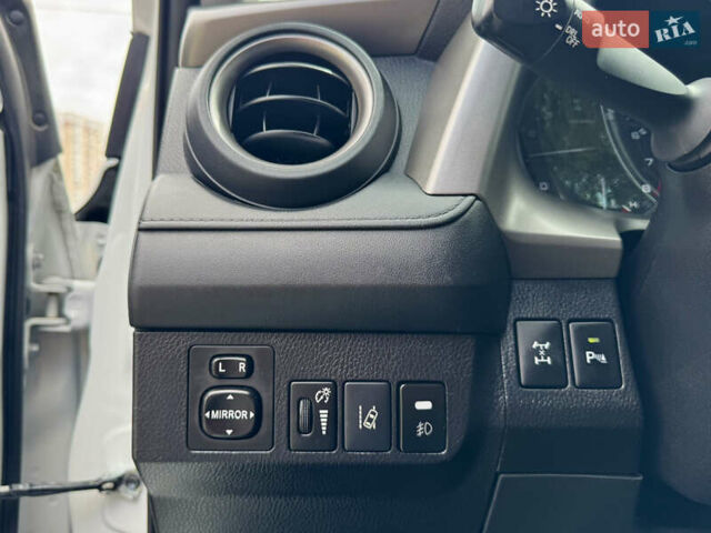 Тойота РАВ 4 2016 у Києві на Automoto.ua Білий Тойота РАВ 4, об'ємом двигуна 2.49 л та пробігом 173 тис. км за 17200 $, фото 22 на Automoto.ua