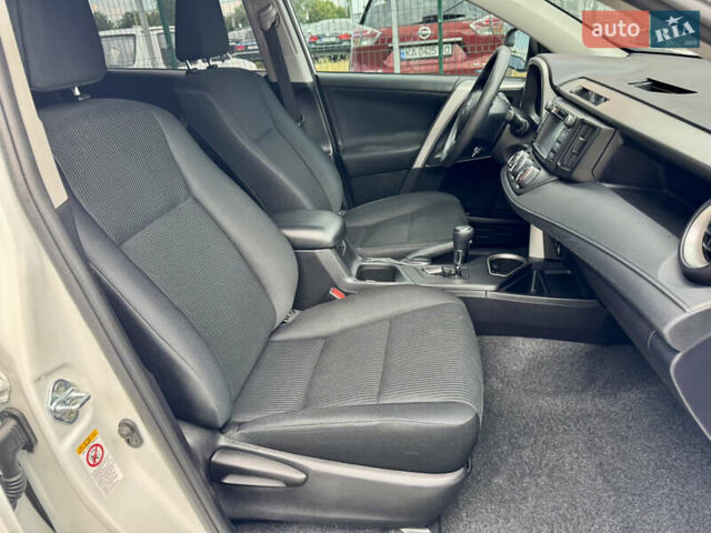 Тойота РАВ 4 2016 у Києві на Automoto.ua Білий Тойота РАВ 4, об'ємом двигуна 2.49 л та пробігом 173 тис. км за 17200 $, фото 37 на Automoto.ua