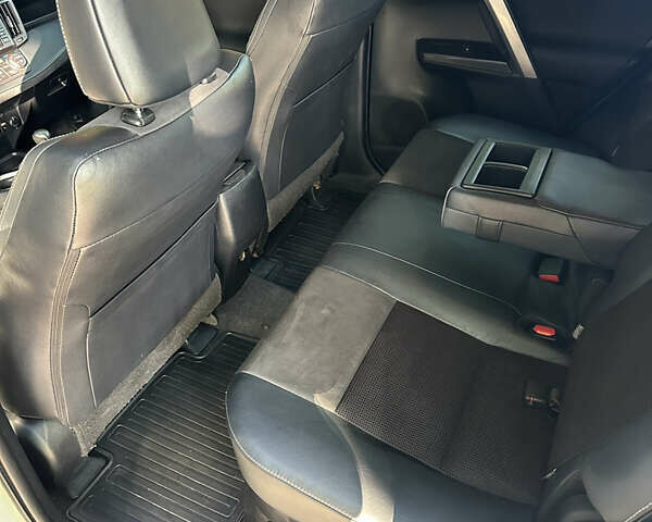 Белый Тойота РАВ 4, объемом двигателя 2.5 л и пробегом 147 тыс. км за 20399 $, фото 10 на Automoto.ua