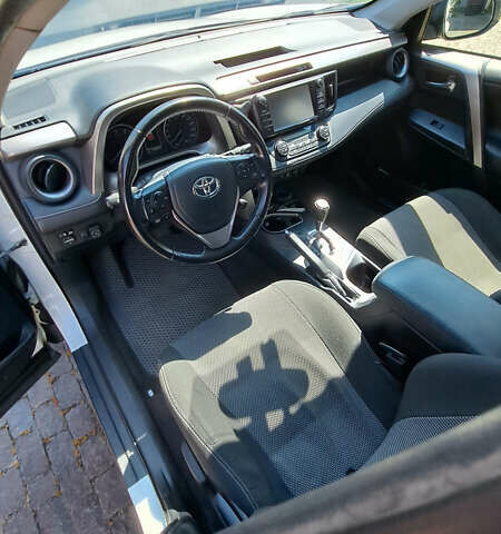 Тойота РАВ 4 2016 в Ужгороде на Automoto.ua Белый Тойота РАВ 4, объемом двигателя 1.99 л и пробегом 119 тыс. км за 20500 $, фото 14 на Automoto.ua