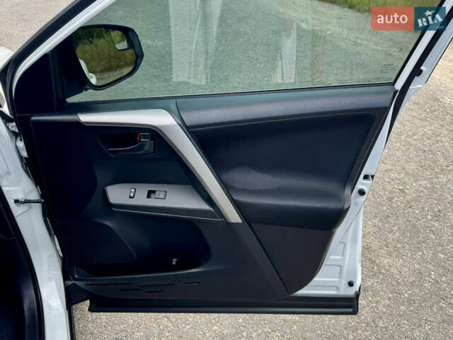 Тойота РАВ 4 2016 у Києві на Automoto.ua Білий Тойота РАВ 4, об'ємом двигуна 2.49 л та пробігом 173 тис. км за 17200 $, фото 35 на Automoto.ua