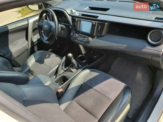 Білий Тойота РАВ 4, об'ємом двигуна 2 л та пробігом 157 тис. км за 22000 $, фото 5 на Automoto.ua