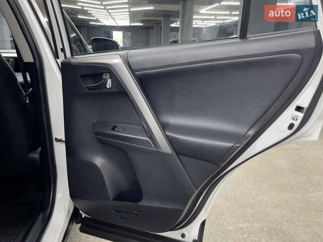 Білий Тойота РАВ 4, об'ємом двигуна 2.49 л та пробігом 92 тис. км за 18990 $, фото 15 на Automoto.ua