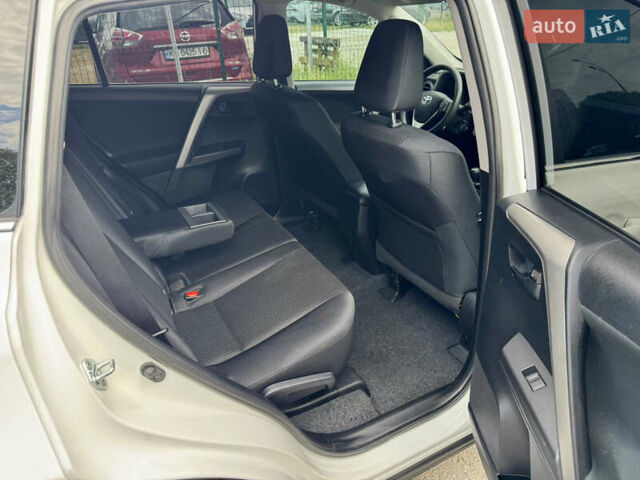 Тойота РАВ 4 2016 у Києві на Automoto.ua Білий Тойота РАВ 4, об'ємом двигуна 2.49 л та пробігом 173 тис. км за 17200 $, фото 32 на Automoto.ua