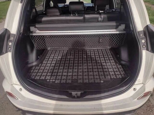 Белый Тойота РАВ 4, объемом двигателя 2 л и пробегом 135 тыс. км за 13999 $, фото 6 на Automoto.ua