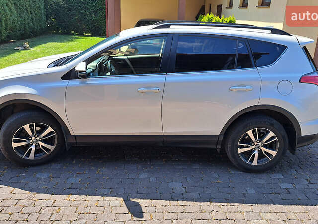 Тойота РАВ 4 2016 в Ужгороде на Automoto.ua Белый Тойота РАВ 4, объемом двигателя 1.99 л и пробегом 119 тыс. км за 20500 $, фото 1 на Automoto.ua