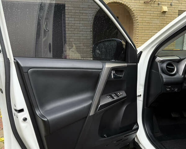 Белый Тойота РАВ 4, объемом двигателя 1.99 л и пробегом 45 тыс. км за 22500 $, фото 3 на Automoto.ua