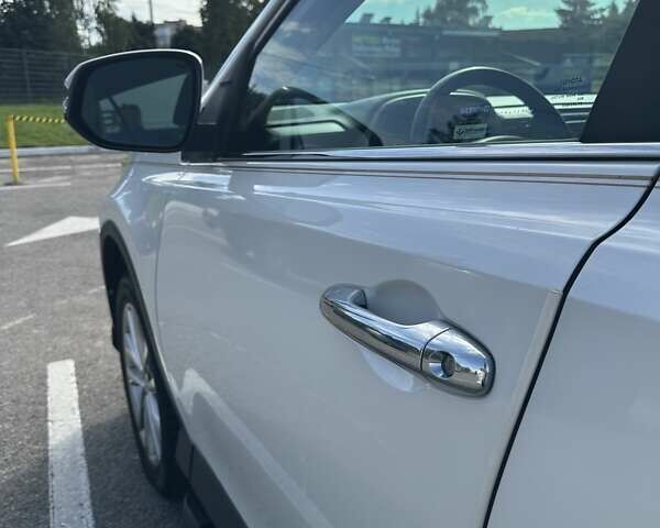 Тойота РАВ 4 2016 в Житомире на Automoto.ua Белый Тойота РАВ 4, объемом двигателя 2.49 л и пробегом 124 тыс. км за 21500 $, фото 10 на Automoto.ua