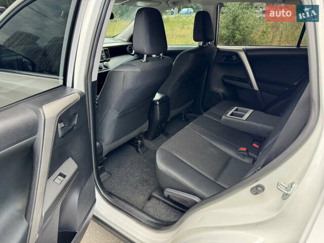 Тойота РАВ 4 2016 у Києві на Automoto.ua Білий Тойота РАВ 4, об'ємом двигуна 2.49 л та пробігом 173 тис. км за 17200 $, фото 27 на Automoto.ua