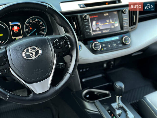 Тойота РАВ 4 2016 в Одессе на Automoto.ua Белый Тойота РАВ 4, объемом двигателя 2.49 л и пробегом 45 тыс. км за 21600 $, фото 28 на Automoto.ua