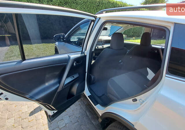 Тойота РАВ 4 2016 в Ужгороде на Automoto.ua Белый Тойота РАВ 4, объемом двигателя 1.99 л и пробегом 119 тыс. км за 20500 $, фото 11 на Automoto.ua