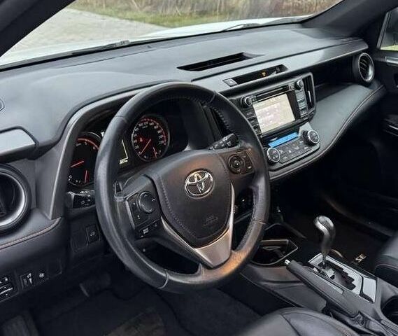 Белый Тойота РАВ 4, объемом двигателя 0 л и пробегом 123 тыс. км за 15500 $, фото 9 на Automoto.ua