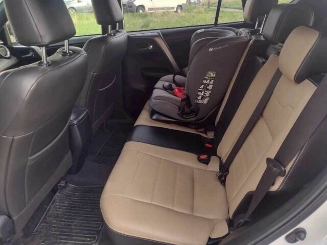 Белый Тойота РАВ 4, объемом двигателя 2 л и пробегом 135 тыс. км за 13999 $, фото 5 на Automoto.ua