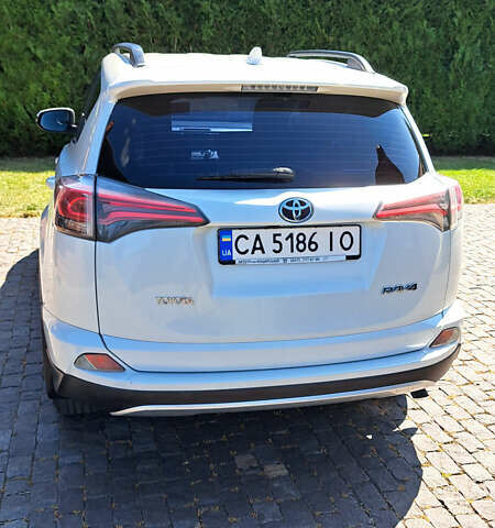 Тойота РАВ 4 2016 в Ужгороде на Automoto.ua Белый Тойота РАВ 4, объемом двигателя 1.99 л и пробегом 119 тыс. км за 20500 $, фото 4 на Automoto.ua