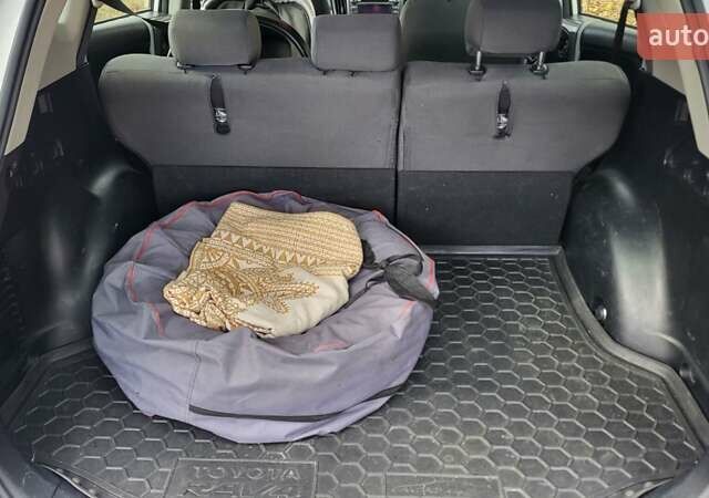 Белый Тойота РАВ 4, объемом двигателя 2 л и пробегом 250 тыс. км за 19500 $, фото 10 на Automoto.ua