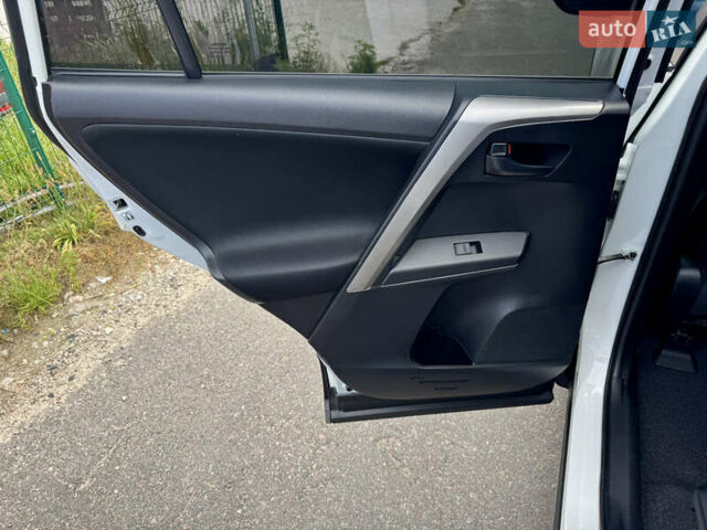 Тойота РАВ 4 2016 у Києві на Automoto.ua Білий Тойота РАВ 4, об'ємом двигуна 2.49 л та пробігом 173 тис. км за 17200 $, фото 24 на Automoto.ua