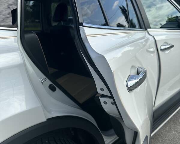 Тойота РАВ 4 2016 в Житомире на Automoto.ua Белый Тойота РАВ 4, объемом двигателя 2.49 л и пробегом 124 тыс. км за 21500 $, фото 17 на Automoto.ua