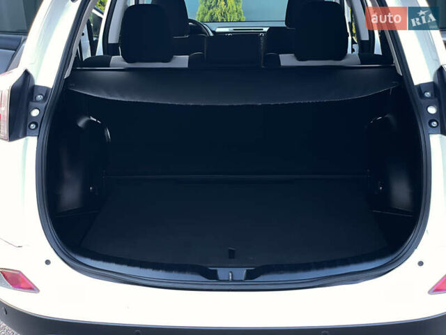 Тойота РАВ 4 2016 в Одессе на Automoto.ua Белый Тойота РАВ 4, объемом двигателя 2.49 л и пробегом 45 тыс. км за 21600 $, фото 42 на Automoto.ua