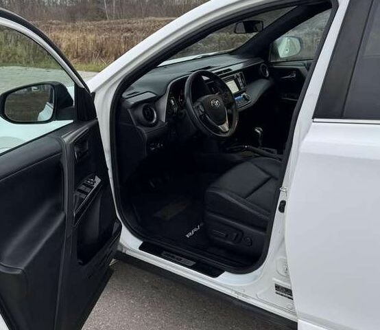 Белый Тойота РАВ 4, объемом двигателя 0 л и пробегом 123 тыс. км за 15500 $, фото 5 на Automoto.ua